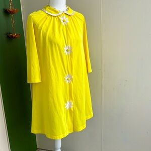 Vintage 60s 70s Vibrant Mod Yellow Daisy Motif Peignoir Nightgown